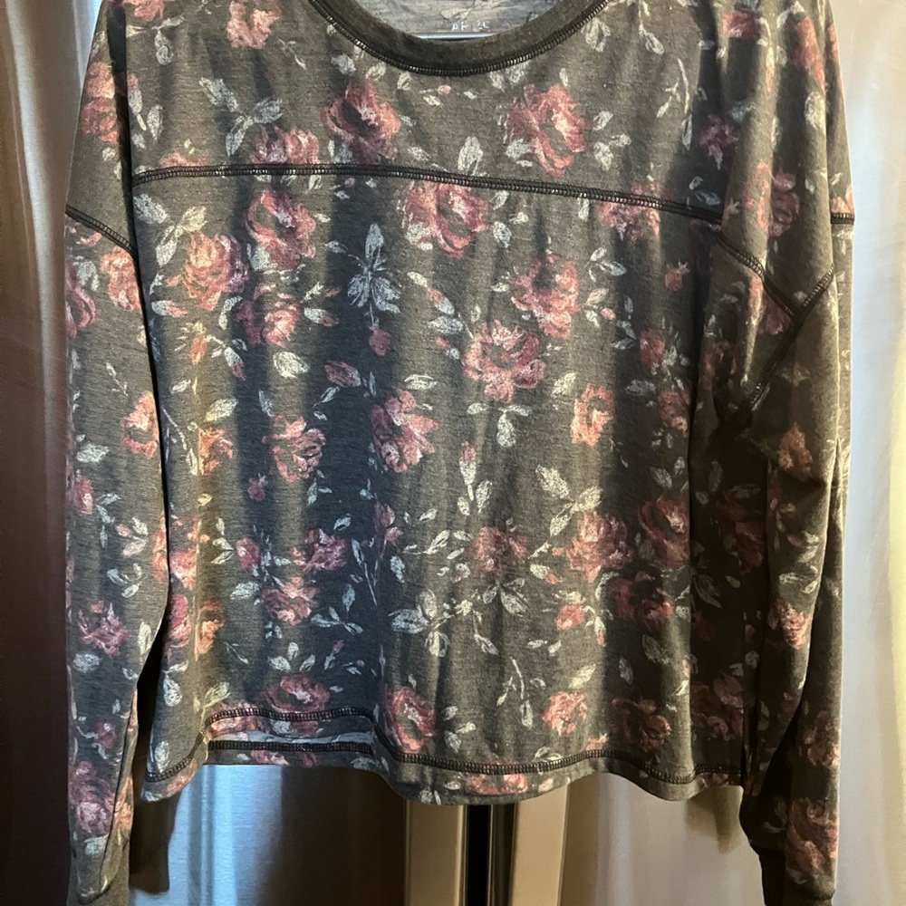 Arizona Jean Company Gray Long-Sleeve Top with Pink Floral Print